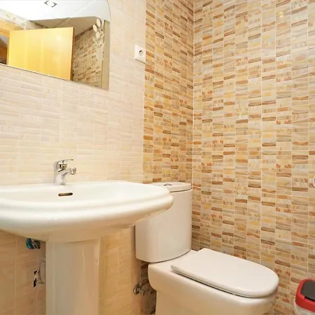 דירה Over 5 Mins Away From The Beach And Free Wifi.