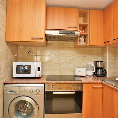 דירה Over 5 Mins Away From The Beach And Free Wifi.