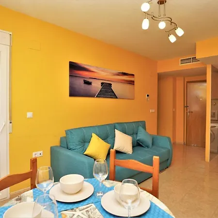 Over 5 Mins Away From The Beach And Free Wifi. *